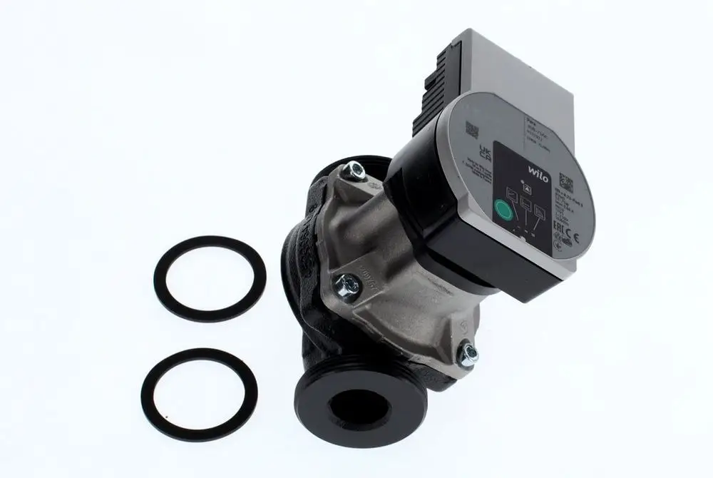 Wilo-Pumpe mit schwarzem Gehäuse und elektronischem Steuerteil, umgeben von zwei O-Ringen. Eignet sich für verschiedene Anwendungen in der Haustechnik.